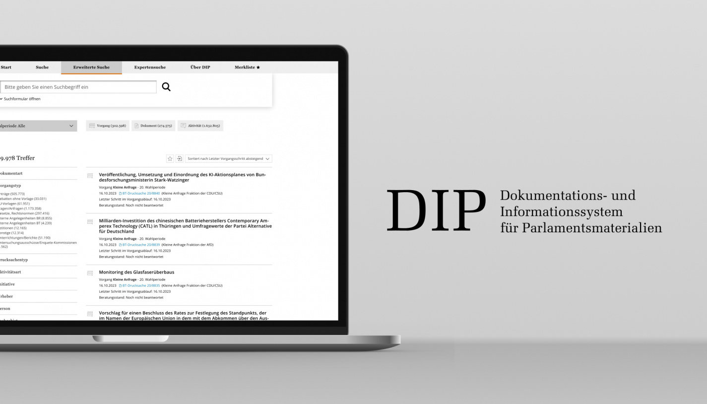 Stimmungsbild der Website auf einem Laptop mit geöffneter Suche nach Plenardokumenten